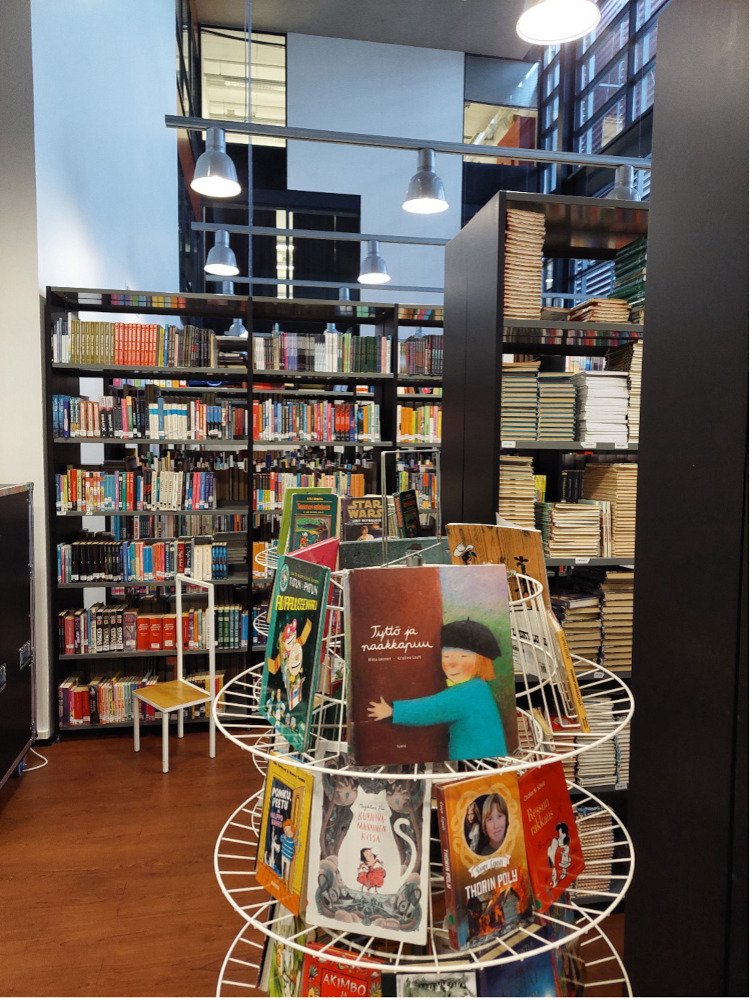 Die Bibliothek im Schulgebäude ist für die Schüler*innen zum Lesen und Lernen jederzeit zugänglich.